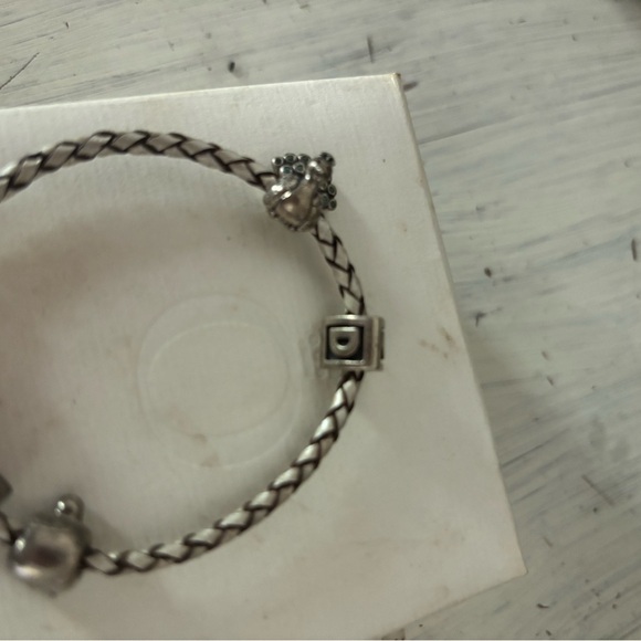 Pandora white leather Charm Bracelet with 4 charms - Picture 4 of 5